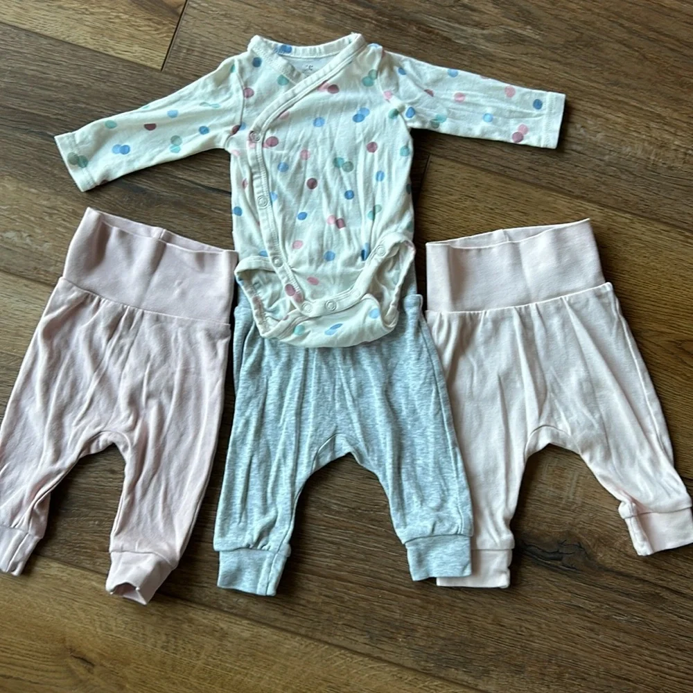 H&M Lot of Infant‎ Baby Girl Onesie and 3 Cozy Pants  Size New Born